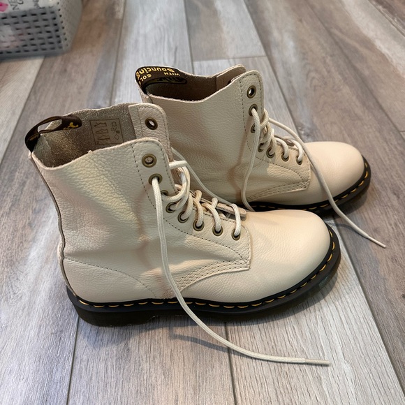 Dr. Martens Boots Sz 7 Docs - Picture 2 of 7